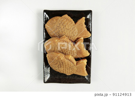 テーブルの上にある日本伝統のお菓子のたい焼き テーブルの上にある日本伝統のお菓子のたい焼き 91124913