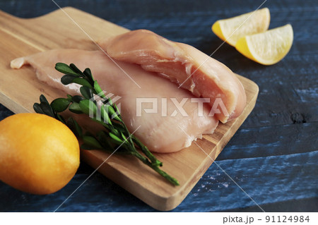 テーブルの上にある生肉の鶏胸肉 テーブルの上にある生肉の鶏胸肉 91124984