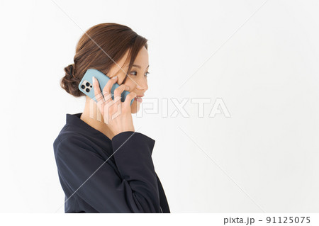 電話をかける女性 20代女性 電話をかける女性 20代女性 91125075