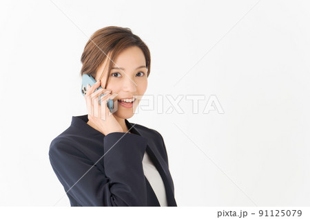 電話をかける女性 20代女性 電話をかける女性 20代女性 91125079