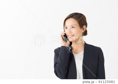 電話をかける女性　20代女性 91125081