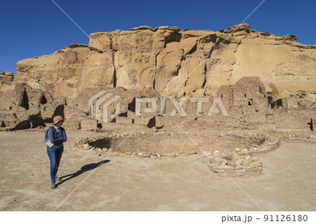 USA, New Mexico, Chaco Canyon, Tourist at Pueblo Bonito at Chaco Culture National Historical Park 91126180
