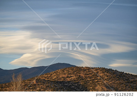 USA, New Mexico, Santa Fe, Lenticular cloud over Sangre de Cristo Mountains USA, New Mexico, Santa Fe, Lenticular cloud over Sangre de Cristo Mountains 91126202