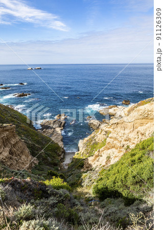 USA, California, Big Sur, Ocean waves crashing against Big Sur coast 91126309