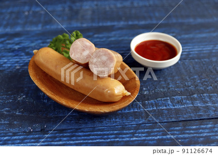 テーブルの上にあるドイツの伝統料理の豚肉を腸詰しパセリを添えたフランクフルトのようなソーセージ 91126674