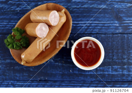 テーブルの上にあるドイツの伝統料理の豚肉を腸詰しパセリを添えたフランクフルトのようなソーセージ 91126704