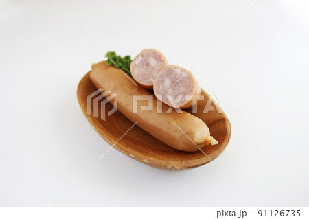 テーブルの上にあるドイツの伝統料理の豚肉を腸詰しパセリを添えたフランクフルトのようなソーセージ テーブルの上にあるドイツの伝統料理の豚肉を腸詰しパセリを添えたフランクフルトのようなソーセージ 91126735