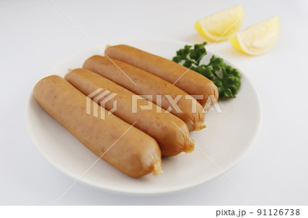 テーブルの上にあるドイツの伝統料理の豚肉を腸詰しパセリを添えたフランクフルトのようなソーセージ 91126738