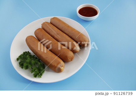 テーブルの上にあるドイツの伝統料理の豚肉を腸詰しパセリを添えたフランクフルトのようなソーセージ 91126739