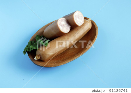 テーブルの上にあるドイツの伝統料理の豚肉を腸詰しパセリを添えたフランクフルトのようなソーセージ テーブルの上にあるドイツの伝統料理の豚肉を腸詰しパセリを添えたフランクフルトのようなソーセージ 91126741