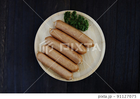 テーブルの上にあるドイツの伝統料理の豚肉を腸詰しパセリを添えたフランクフルトのようなソーセージ 91127075