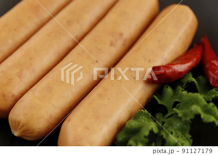 テーブルの上にあるドイツの伝統料理の豚肉を腸詰しパセリを添えたフランクフルトのようなソーセージ テーブルの上にあるドイツの伝統料理の豚肉を腸詰しパセリを添えたフランクフルトのようなソーセージ 91127179