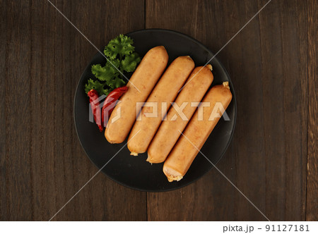 テーブルの上にあるドイツの伝統料理の豚肉を腸詰しパセリを添えたフランクフルトのようなソーセージ テーブルの上にあるドイツの伝統料理の豚肉を腸詰しパセリを添えたフランクフルトのようなソーセージ 91127181