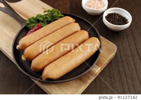 テーブルの上にあるドイツの伝統料理の豚肉を腸詰しパセリを添えたフランクフルトのようなソーセージ 91127182