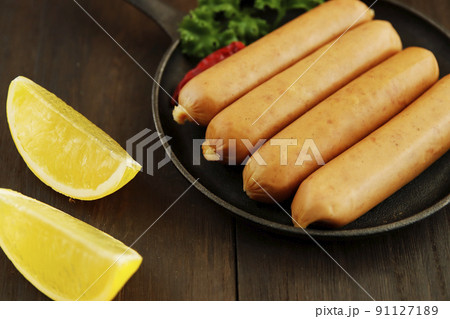 テーブルの上にあるドイツの伝統料理の豚肉を腸詰しパセリを添えたフランクフルトのようなソーセージ テーブルの上にあるドイツの伝統料理の豚肉を腸詰しパセリを添えたフランクフルトのようなソーセージ 91127189