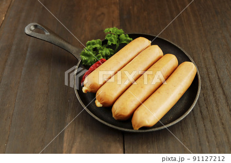 テーブルの上にあるドイツの伝統料理の豚肉を腸詰しパセリを添えたフランクフルトのようなソーセージ テーブルの上にあるドイツの伝統料理の豚肉を腸詰しパセリを添えたフランクフルトのようなソーセージ 91127212