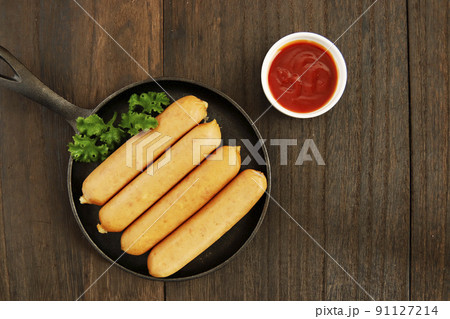 テーブルの上にあるドイツの伝統料理の豚肉を腸詰しパセリを添えたフランクフルトのようなソーセージ テーブルの上にあるドイツの伝統料理の豚肉を腸詰しパセリを添えたフランクフルトのようなソーセージ 91127214