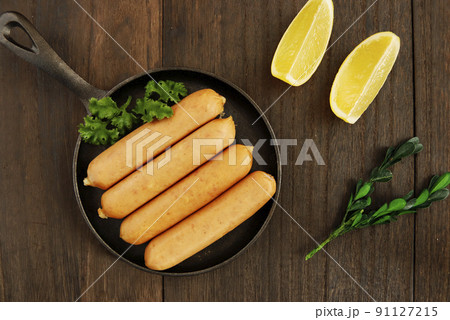 テーブルの上にあるドイツの伝統料理の豚肉を腸詰しパセリを添えたフランクフルトのようなソーセージ 91127215