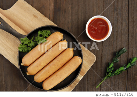テーブルの上にあるドイツの伝統料理の豚肉を腸詰しパセリを添えたフランクフルトのようなソーセージ 91127216