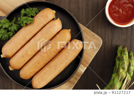 テーブルの上にあるドイツの伝統料理の豚肉を腸詰しパセリを添えたフランクフルトのようなソーセージ 91127217