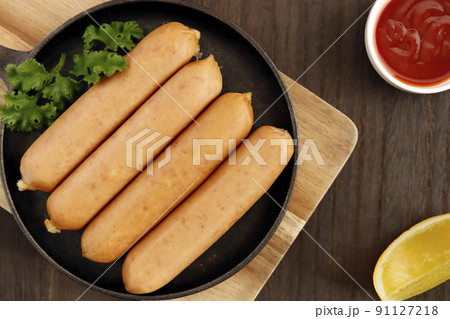 テーブルの上にあるドイツの伝統料理の豚肉を腸詰しパセリを添えたフランクフルトのようなソーセージ 91127218