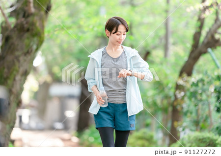 ランニング　走る　歩く　運動　女性 91127272