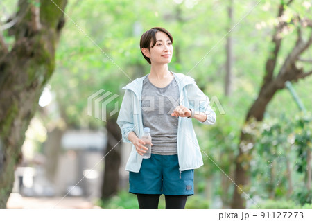 ランニング　走る　歩く　運動　女性 91127273
