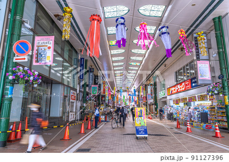 日本の東京都市景観 川崎銀柳街を監視する自転車対策整理誘導員 日本の東京都市景観 川崎銀柳街を監視する自転車対策整理誘導員 91127396
