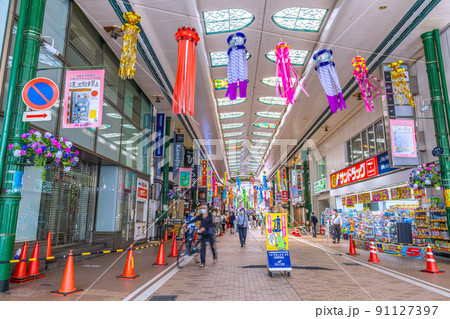 日本の東京都市景観 川崎銀柳街を監視する自転車対策整理誘導員 日本の東京都市景観 川崎銀柳街を監視する自転車対策整理誘導員 91127397