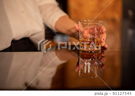 グラスを持つ女性の手元 BAR グラスを持つ女性の手元 BAR 91127545