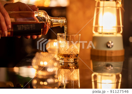 バーカウンターでお酒を提供する女性　BAR 91127546