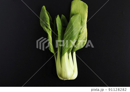 テーブルにある中国の葉野菜の青梗菜 テーブルにある中国の葉野菜の青梗菜 91128282
