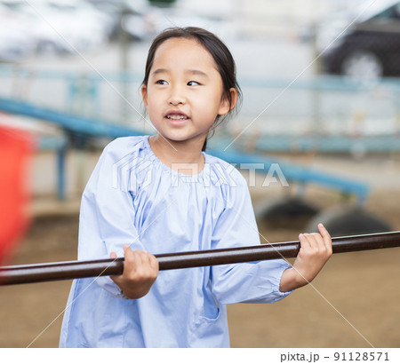 鉄棒をがんばる女の子 鉄棒をがんばる女の子 91128571