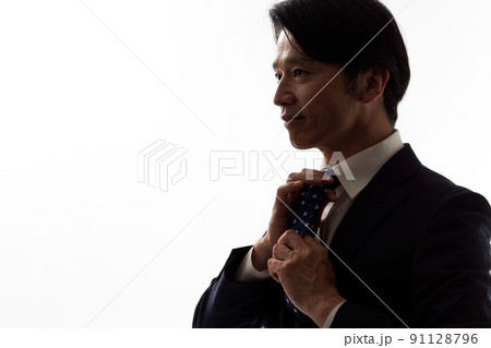 スーツを着るミドル男性　 91128796