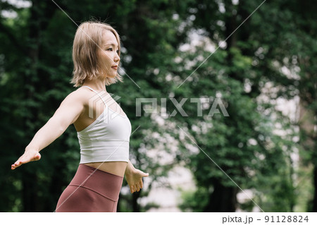 屋外でヨガをする若い女性 屋外でヨガをする若い女性 91128824