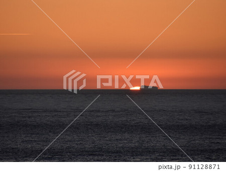 大西洋に沈む夕陽と貨物船 3 91128871