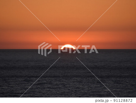 大西洋に沈む夕陽と貨物船 2 91128872
