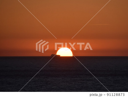 大西洋に沈む夕陽と貨物船 1 91128873