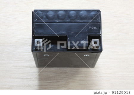 取り外したオートバイの古いバッテリー 91129013