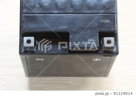 取り外したオートバイの古いバッテリー 91129014