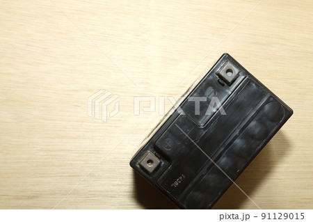 取り外したオートバイの古いバッテリー 91129015