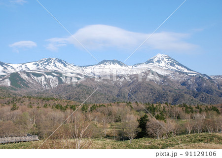 Shiretoko mountains, early spring / 羅臼湖から眺める知床の山並み 91129106