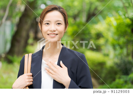 20代女性 新緑 20代女性 新緑 91129303