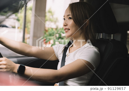 クルマを運転する女性 91129657