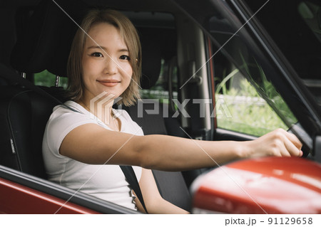 クルマを運転する女性 クルマを運転する女性 91129658
