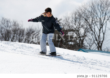 スノースケートで雪の上をすべる女の子 スノースケートで雪の上をすべる女の子 91129766