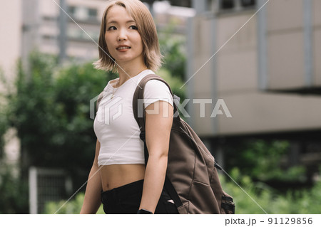 金髪のヘルシーな20代日本人女性・Y2Kファッション 金髪のヘルシーな20代日本人女性・Y2Kファッション 91129856