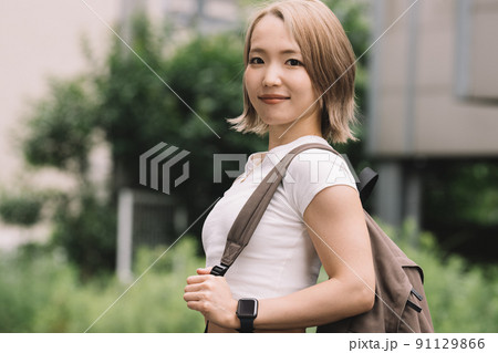 金髪のヘルシーな20代日本人女性・Y2Kファッション 金髪のヘルシーな20代日本人女性・Y2Kファッション 91129866