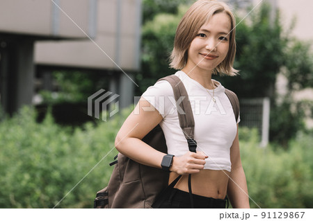 金髪のヘルシーな20代日本人女性・Y2Kファッション 金髪のヘルシーな20代日本人女性・Y2Kファッション 91129867