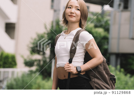 金髪のヘルシーな20代日本人女性・Y2Kファッション 金髪のヘルシーな20代日本人女性・Y2Kファッション 91129868